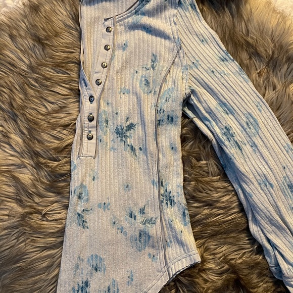 free people top with flared cuffs - Picture 4 of 6